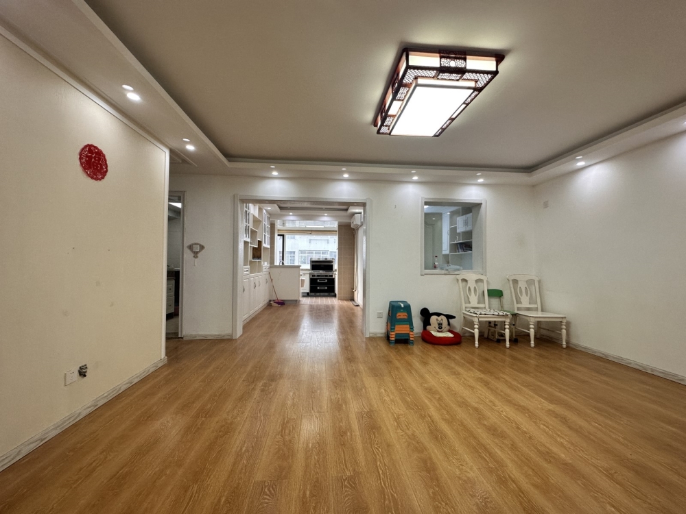 皇冠花园中区 多层住人四楼 四室两卫精装 129.82平138.8万