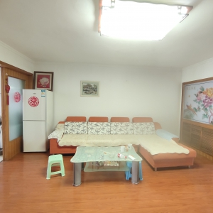 望海园中学望岛生活小区，85平三室两厅，简单装修，带储藏室。有个税，价位105.8万