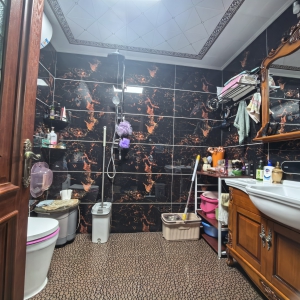 青青小城精装1楼带院2室2卫