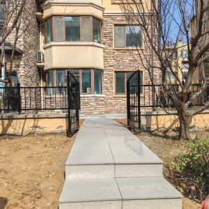 温泉明珠 一楼带大院 全新装修三室