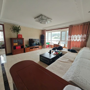 春山华居洋房1楼166平三室朝阳 豪装200万