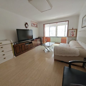 青州街高区一中一小住人2楼。