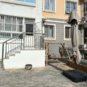 出租昌鸿E区一楼带院两室精装