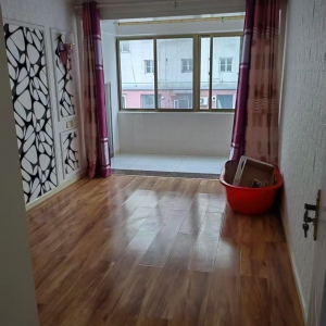 戚家夼，两室，住人三楼，精装修