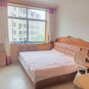 山大附中附小，昌鸿A区，住人三楼，简装两室，带储藏室