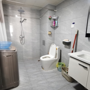 塔山中路，住人三楼，三室，精装修，家具家电齐全